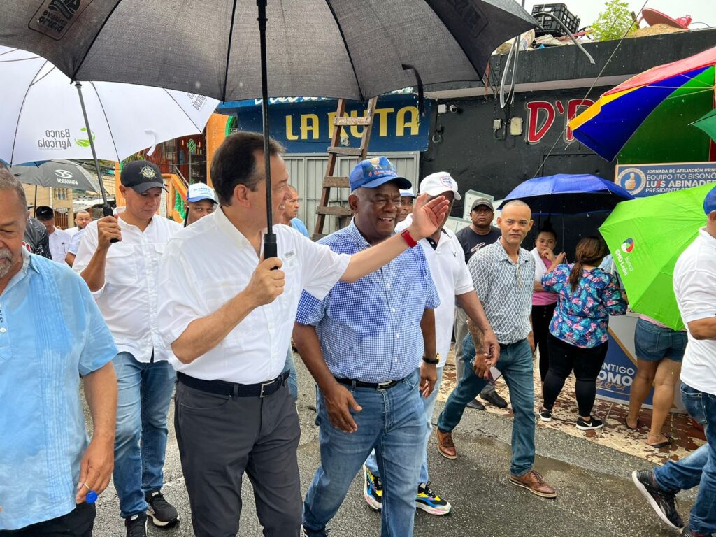Cristo Rey, Los Girasoles y el Ensanche La Fé se suman a esta #GranJornadaPRM casa por casa supervisada por nuestro comisionado @itobisono