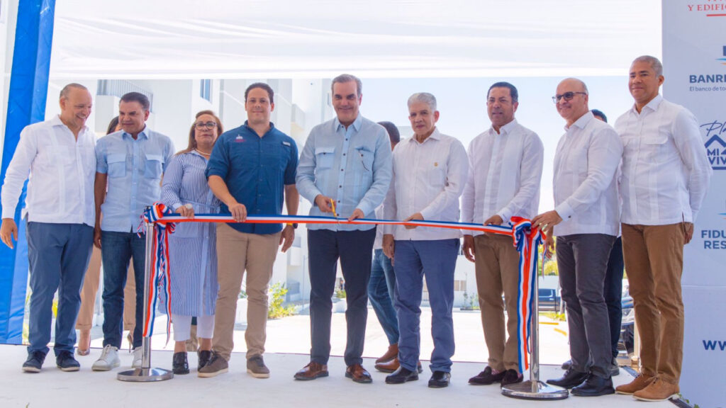 Presidente @LuisAbinader agotó importante agenda de trabajo en Santiago|Inauguró ocho obras en el fin de semana