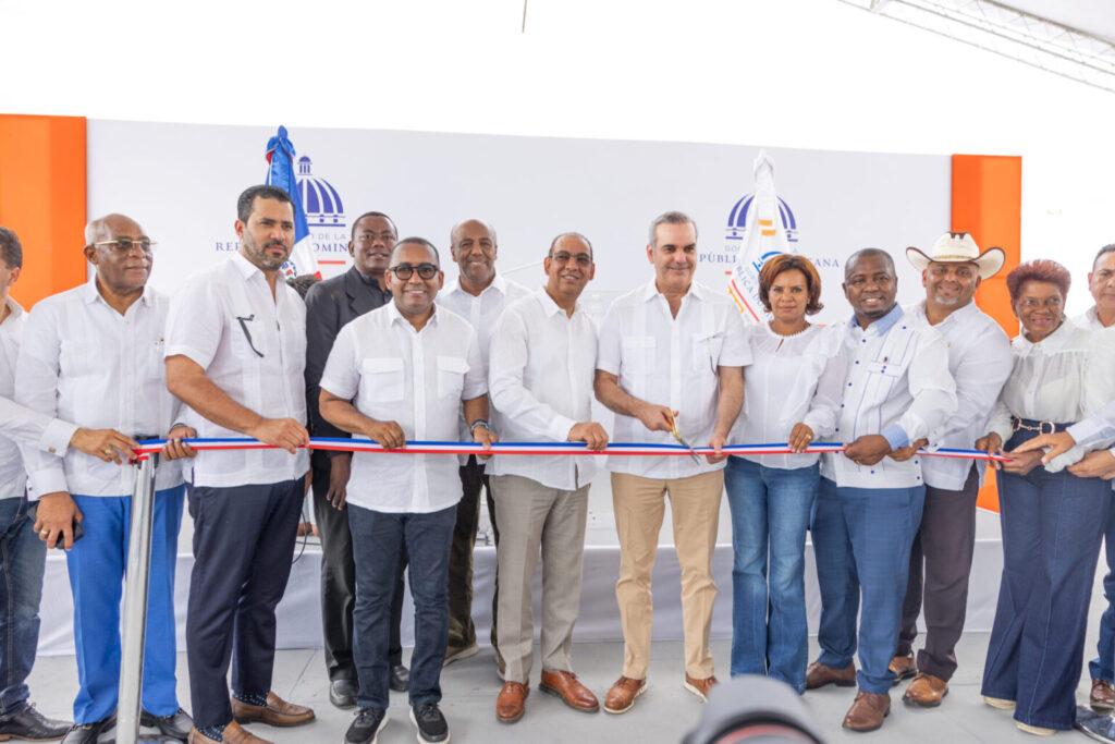 @LuisAbinader inaugura la carretera Chirino-Monte Plata