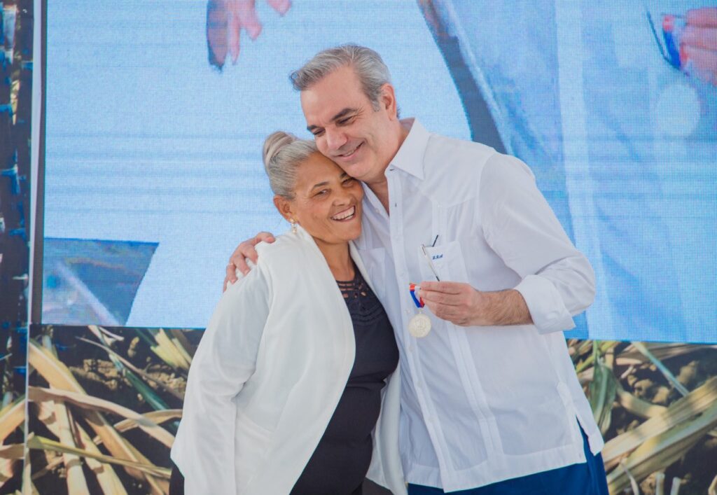 @LuisAbinader felicita en su dia a todas las madres dominicanas