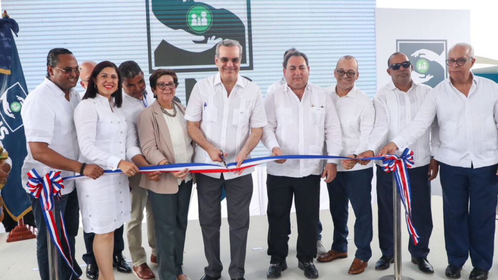 @LuisAbinader entrega remozado hospital de Villa Tapia, inaugura sede de INFOTEP especializada en turismo y centros comunales