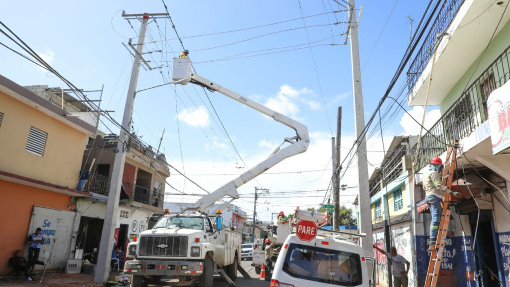 Edeeste desarrolla proyecto eléctrico para mejorar servicio en mercado de Los Minas