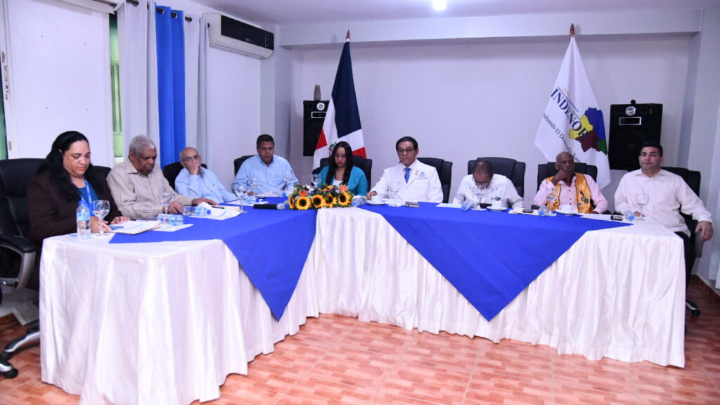 Ministro de @SaludPublicaRD realiza encuentro en Mao, Valverde, a fin de resolver problemáticas de la sector salud