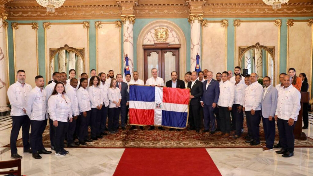 Presidente @luisabinader entrega bandera nacional a delegación que participará en los XXlV juegos Centroamericanos y del Caribe, San Salvador 2023