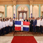 Presidente @luisabinader entrega bandera nacional a delegación que participará en los XXlV juegos Centroamericanos y del Caribe, San Salvador 2023