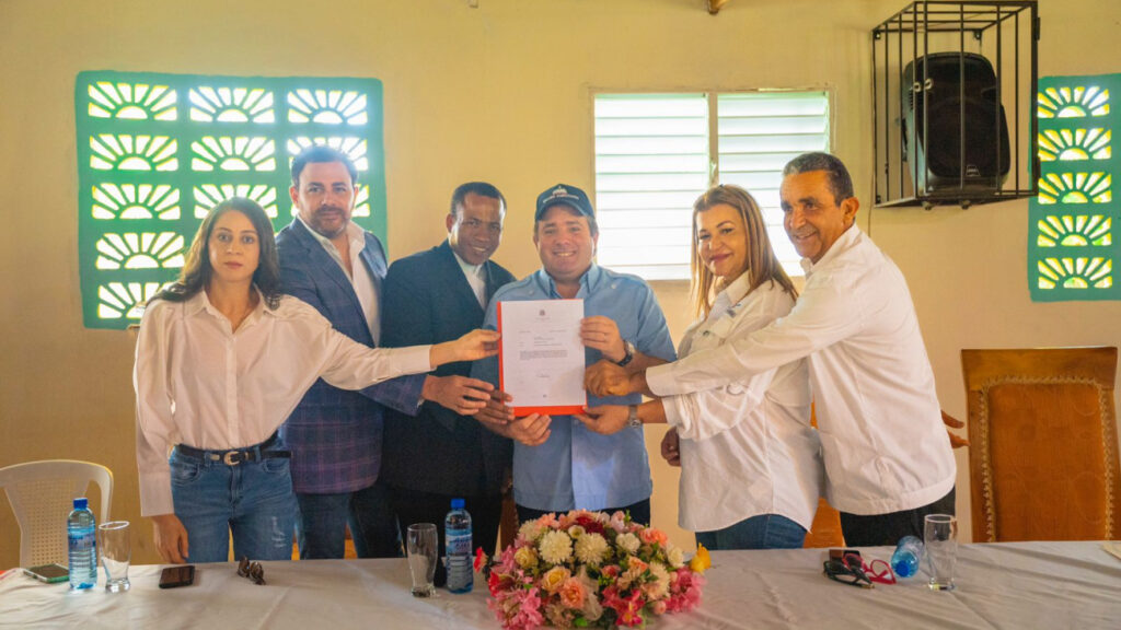 Gobierno entrega fondos para la construcción de la Parroquia San Francisco Javier en Rancho Arriba