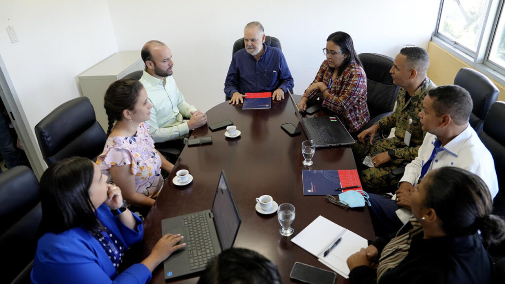 Ministro de Medio @ambienterd encabeza reunión de trabajo con Comité de Emergencias ante presente temporada ciclónica