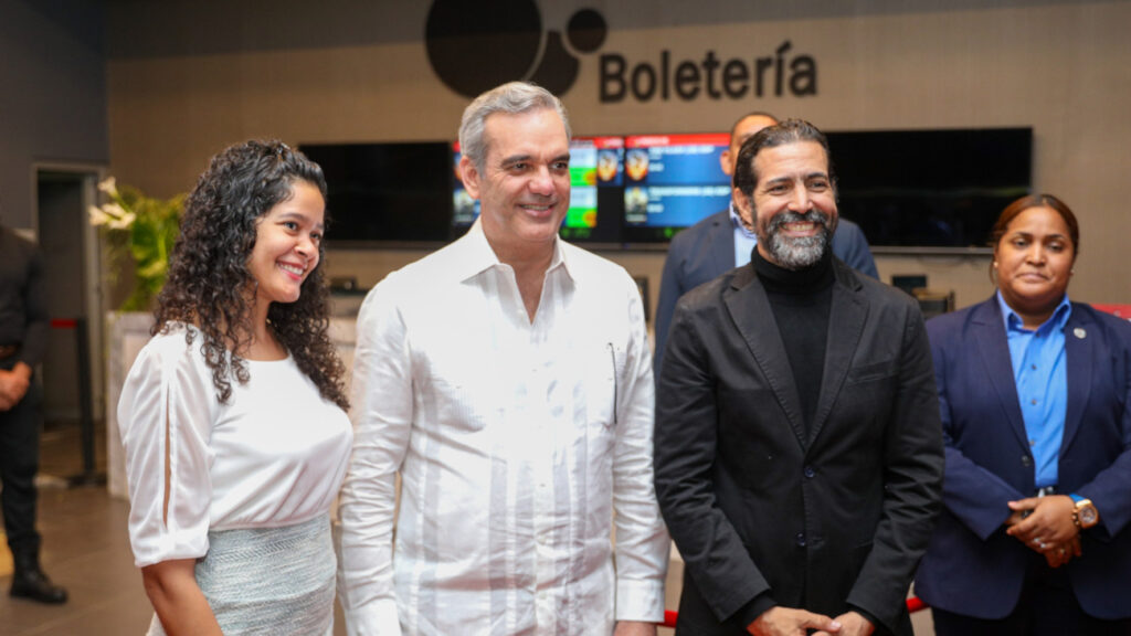 Presidente @luisabinader asiste a gala premiere de nueva película dominicana “Rango de Honor”