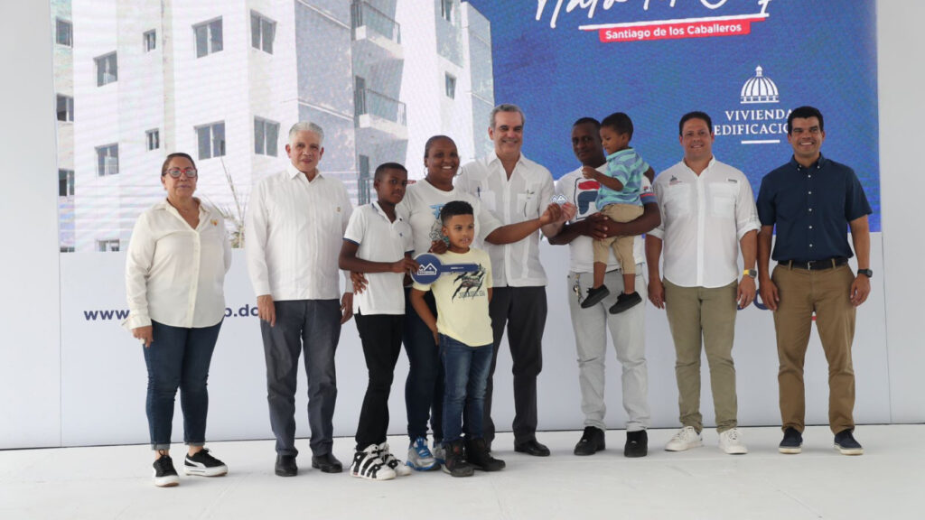 Presidente @luisabinader entrega 150 apartamentos a desplazados cañada de Gurabo en Santiago; entrega remozado Hospital Dr. Federico Lavandier e inaugura puente de Ugamba y canalización cañada Grande en SFM