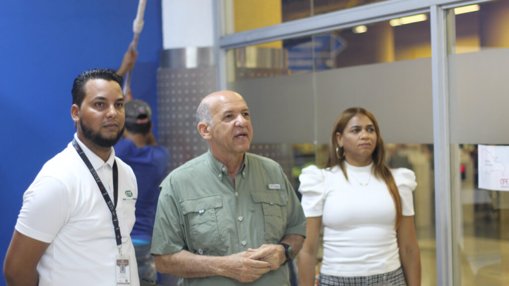 Centros Tecnológicos Comunitarios inician remozamientos de los 8 “compumetros” del Gran Santo Domingo