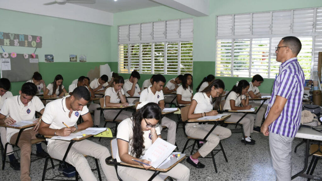 Ministerio de @EducacionRDo informa 90% de los estudiantes asisten a las Pruebas Nacionales en todo el país