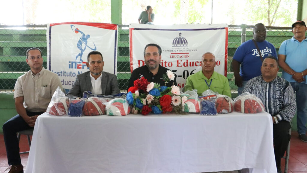 @INEFIRDOFICIAL remoza cancha y entrega utilería deportiva en San Pedro de Macorís