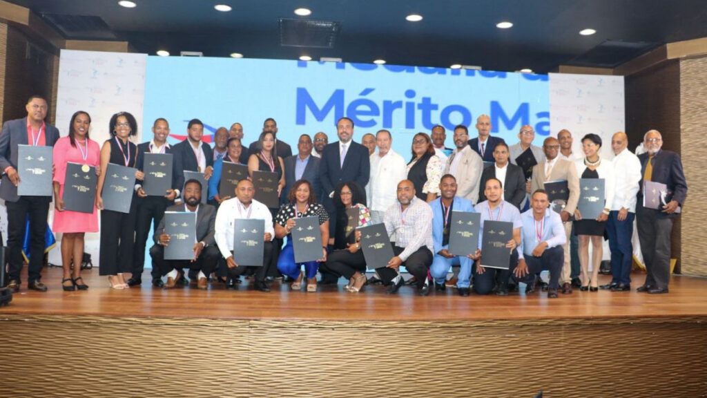 @INEFIRDOFICIAL entrega “Medalla al Mérito Magisterial en Educación Física”