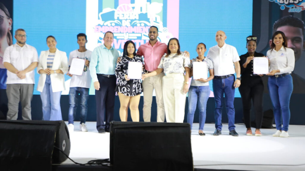 Promipyme entrega 615,000 pesos en préstamos a jóvenes emprendedores de Santo Domingo Norte