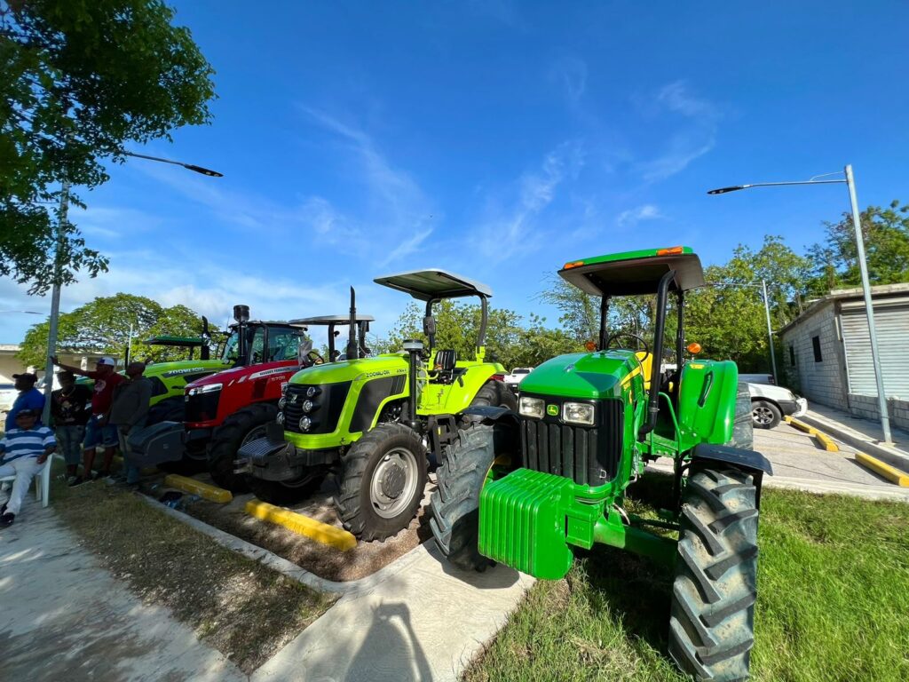 Ministerio de @AgriculturaRD  acude en auxilio de los productores de Jimaní, Barahona y Neiba