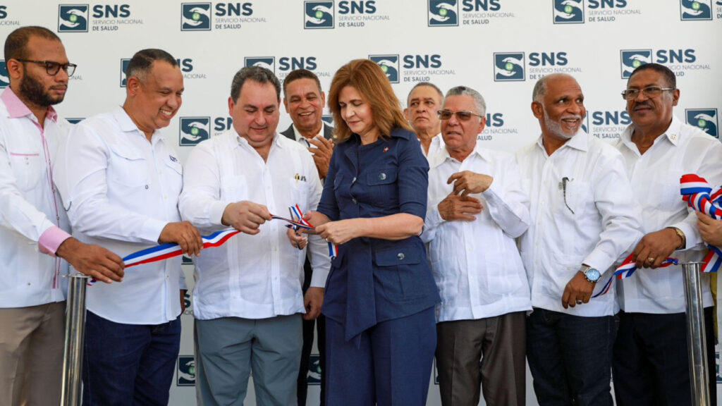 Gobierno entrega Centro de Primer Nivel remozado y equipado en Mendoza, Santo Domingo Este