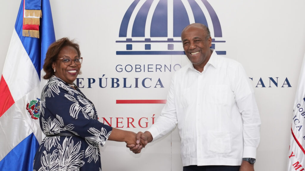 Ministro @AntonioAlmonteR y embajadora de República de Angola, María Pereia, tratan sobre plan de cooperación entre ambas naciones