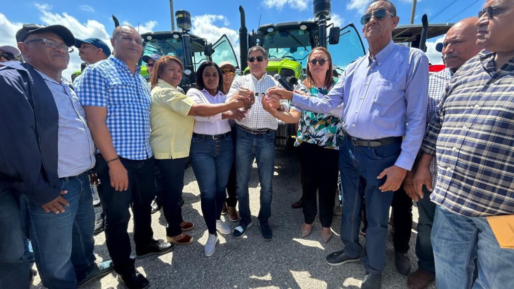Productores agropecuarios de San Juan, Azua y Elías Piña agradecen al Gobierno por llevarles 16 tractores y material de siembra