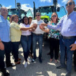 Productores agropecuarios de San Juan, Azua y Elías Piña agradecen al Gobierno por llevarles 16 tractores y material de siembra