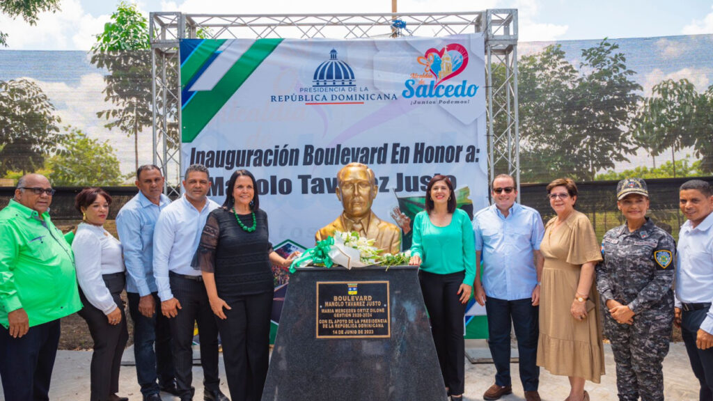 Ministro @JosePaliza inaugura el bulevar Manolo Tavárez Justo en el municipio Salcedo