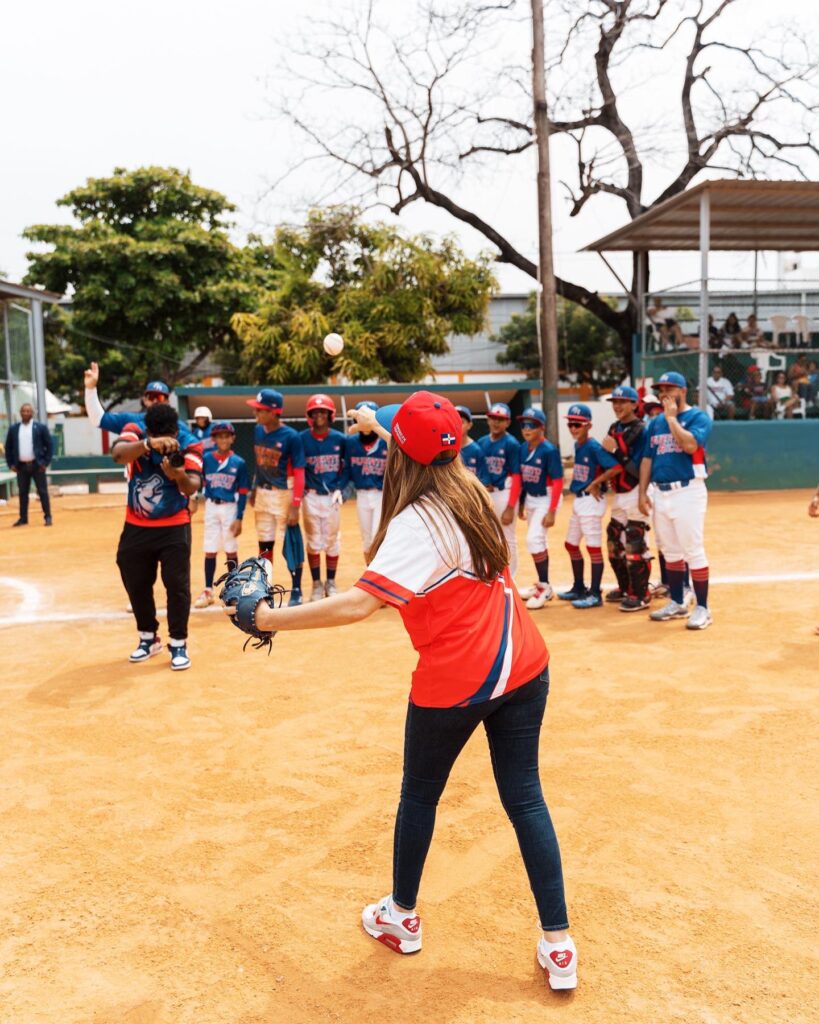 @CarolinaMejiaG inaugura juego de la Serie del Caribe Infantil Pony 2023 en memoria del exministro Orlando Jorge