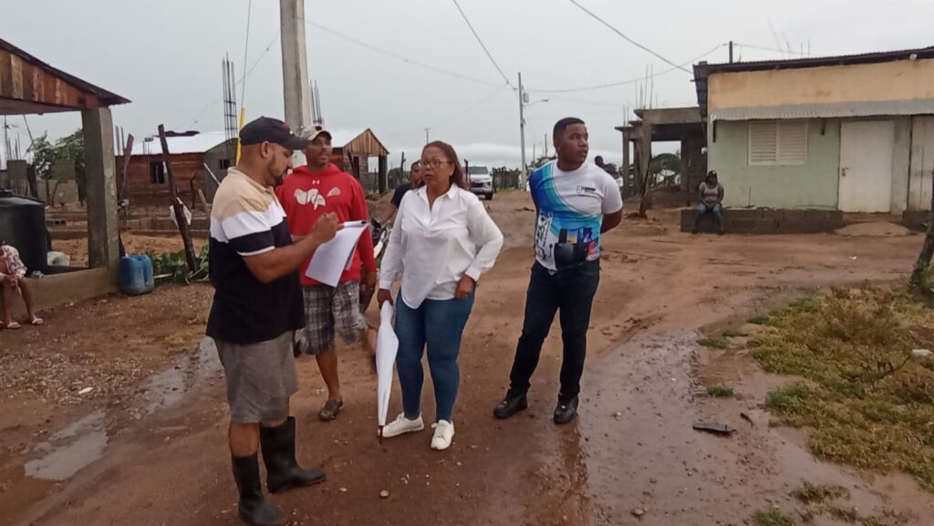 Gobernadora realiza levantamiento de viviendas afectadas por ventarrón en el Km4 de Dajabón