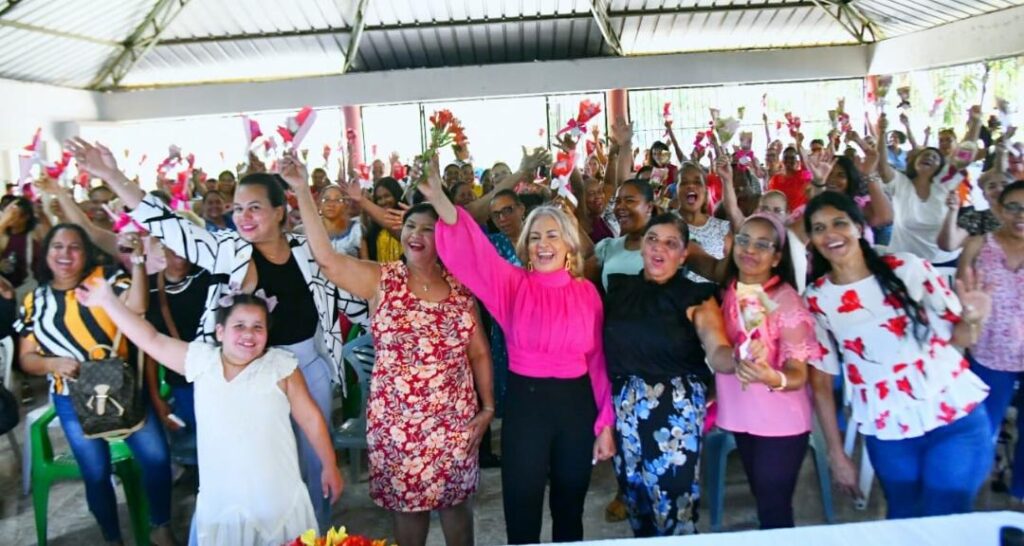 Regidora del @PRM_Oficial Ana Lucía (Nina) realiza actividad para madres de Santiago