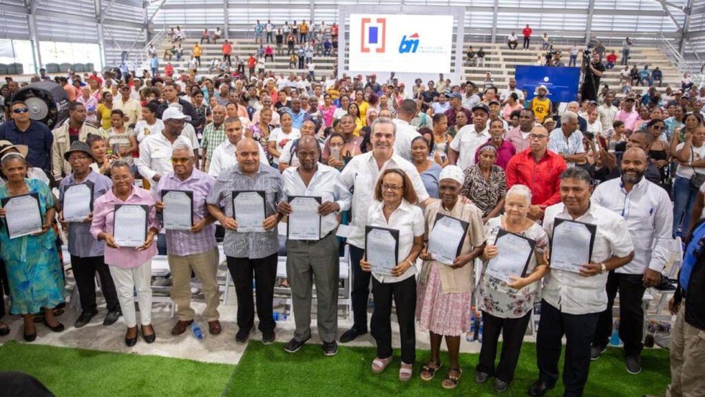 @LuisAbinader entrega 2,401 certificados de título en La Ciénaga, de un total de 3,366