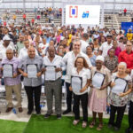 @LuisAbinader entrega 2,401 certificados de título en La Ciénaga, de un total de 3,366