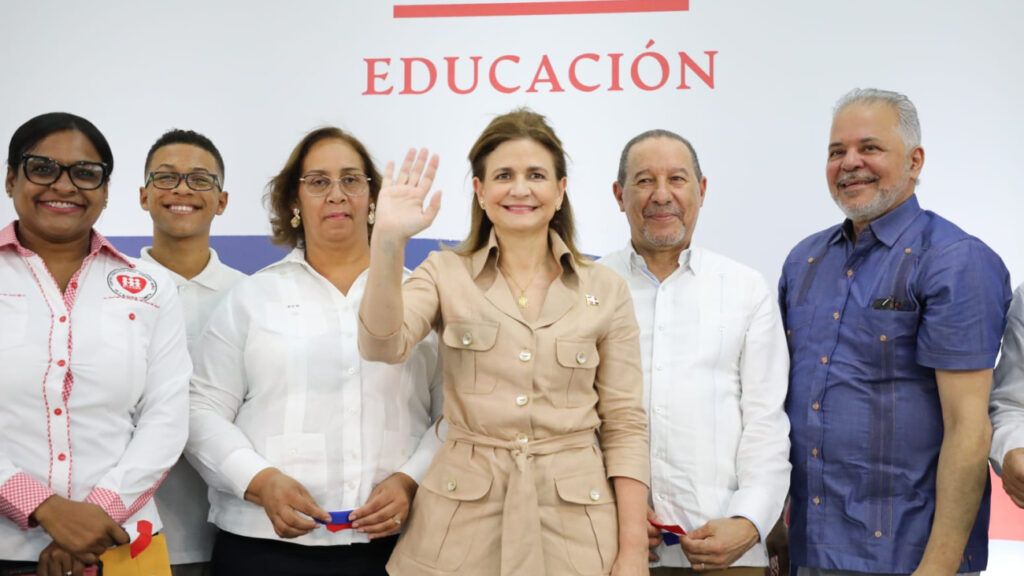 Gobierno entrega nuevo liceo en Cambita El Pueblecito y remozado estadio de béisbol en la capital