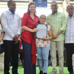 Gobierno entrega 544 títulos de propiedad en Azua e inaugura rehabilitación de redes eléctricas