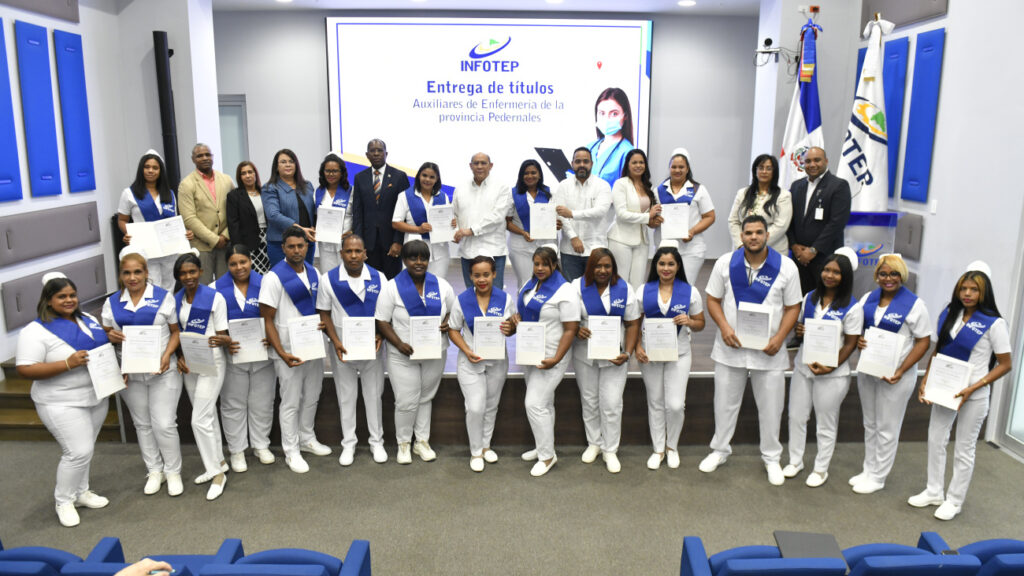 @InfotepRD entrega títulos a 77 auxiliares de enfermería de la provincia Pedernales