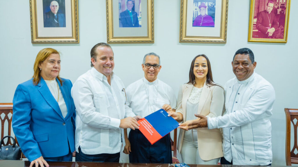 Gobierno entrega recursos para remodelación de la Catedral de La Vega