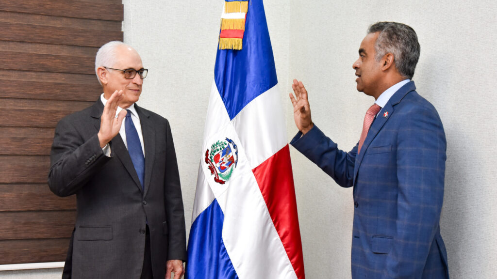 Ministro de la Presidencia @joelsantose juramenta a Sergio Antonio Grullón como nuevo miembro del Consejo SIE