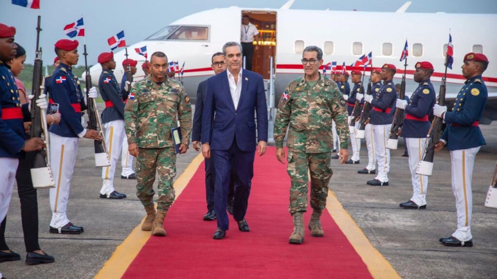 Presidente @luisabinader llegó al país a las 7:00 de la noche luego de destacada participación en Cumbre Unión Europea-CELAC