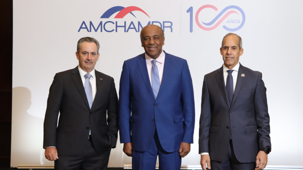 Ministro de Energía y Minas aborda desafíos y oportunidades de la transición energética y minera en almuerzo AMCHAMDR