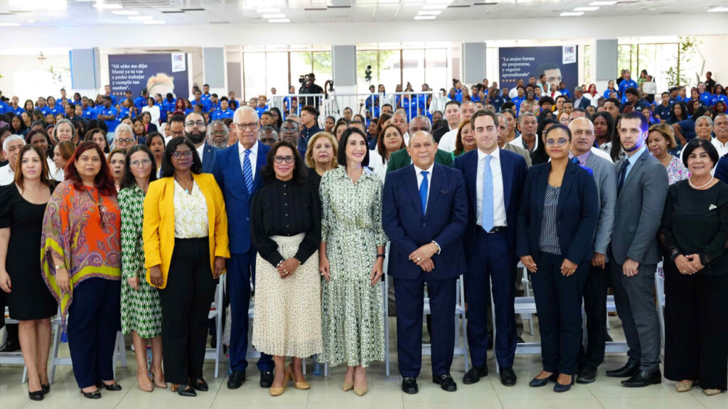 Primera dama @raquelarbaje encabeza acto de entrega de certificados a 1,115 jóvenes del programa PROETP II, auspiciado por la AECID con fondos de la UE