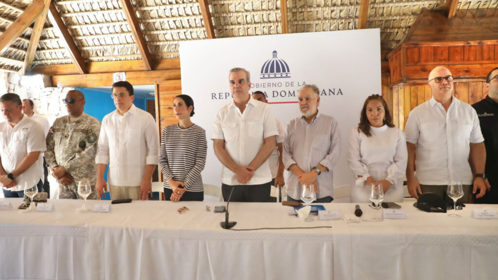 @LuisAbinader realiza visita histórica a la isla Saona, donde se realiza inversión por 600 millones en obras sociales