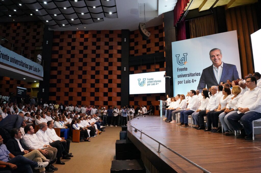 ¡Apoyando al futuro: #PresidenteSiga, cuatro años más con @luisabinader!