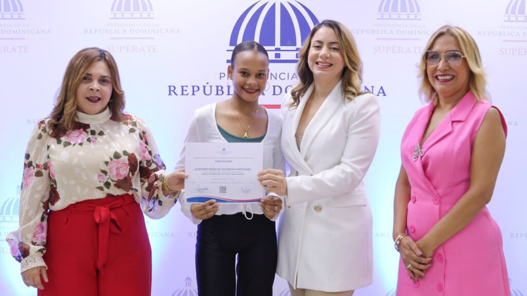 Supérate gradúa 84 jóvenes en áreas técnicas del Centro de Superación Comunitaria de Capotillo
