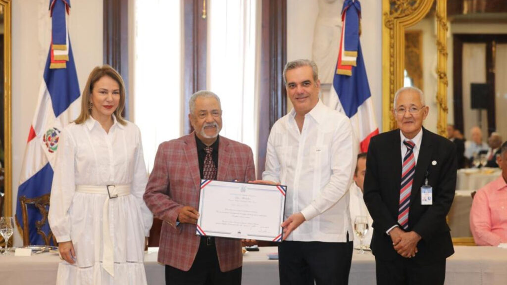 Presidente distingue con la Medalla Presidencial al Mérito Civil a ocho músicos típicos