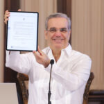 Presidente @luisabinader firma primer decreto de manera digital