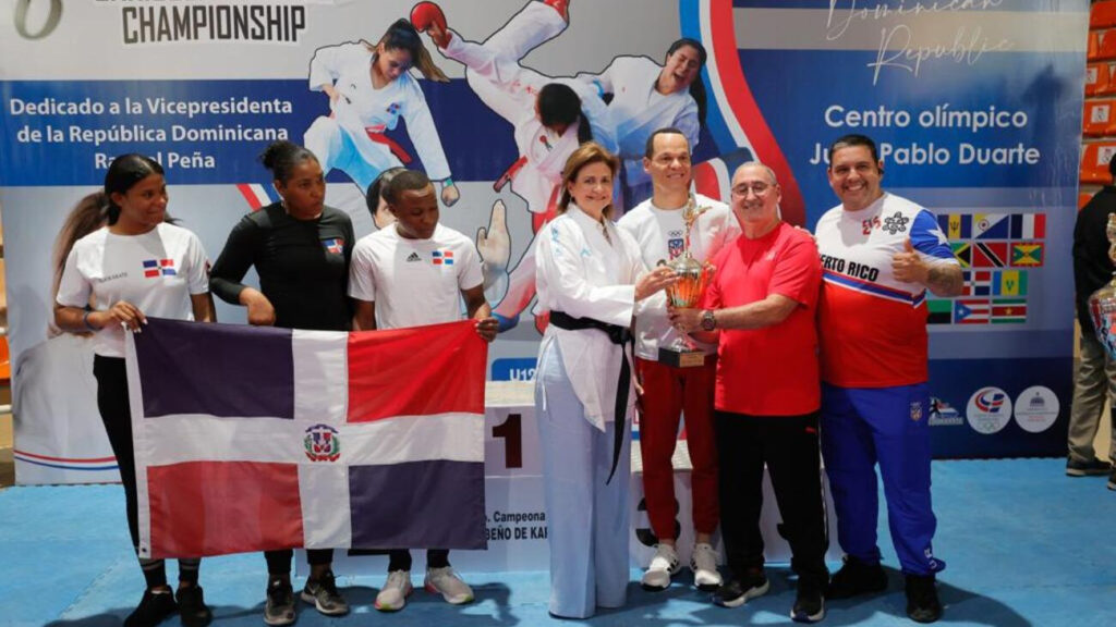 Vicepresidenta @RaquelPenaVice  entrega a RD la Copa de campeón del Sexto Torneo Caribeño de Karate