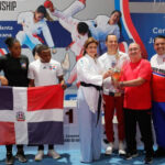 Vicepresidenta @RaquelPenaVice  entrega a RD la Copa de campeón del Sexto Torneo Caribeño de Karate