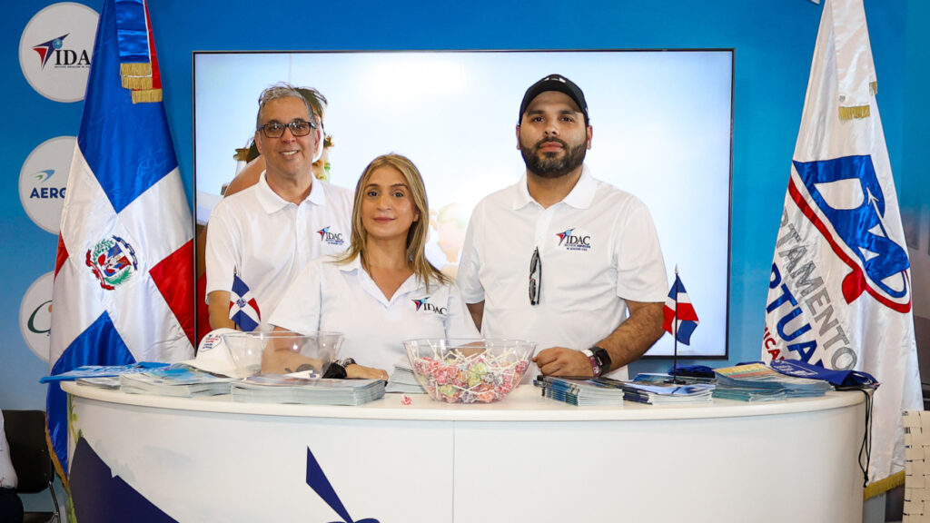 @IDAC_RD promueve a RD en feria de Oshkosh, Wisconsin, como el próximo gran destino de la aviación privada en América Latina