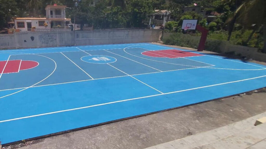 @INEFIRDOFICIAL entrega dos canchas remozadas y utilería deportiva en Arroyo Barril, Samaná