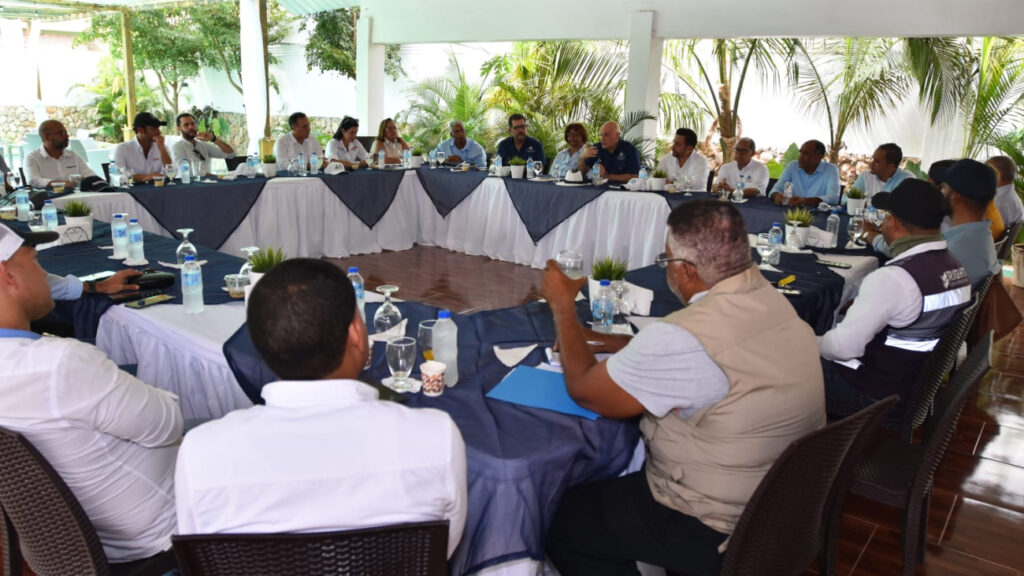 Ministerio de @mineconomiard destaca ejes claves para el desarrollo de Pedernales junto con representantes del sector empresarial