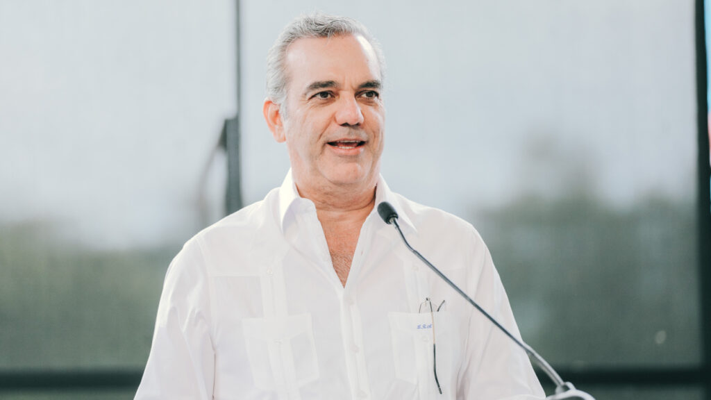 Presidente @luisabinader emite decreto 301-23 que crea la Carrera del Agente de la DNCD