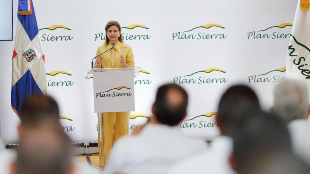 Vicepresidenta @RaquelPenaVice encabeza primer picazo para la construcción de la parroquia San Andrés Apóstol en Santiago y es juramentada socia activa en Plan Sierra