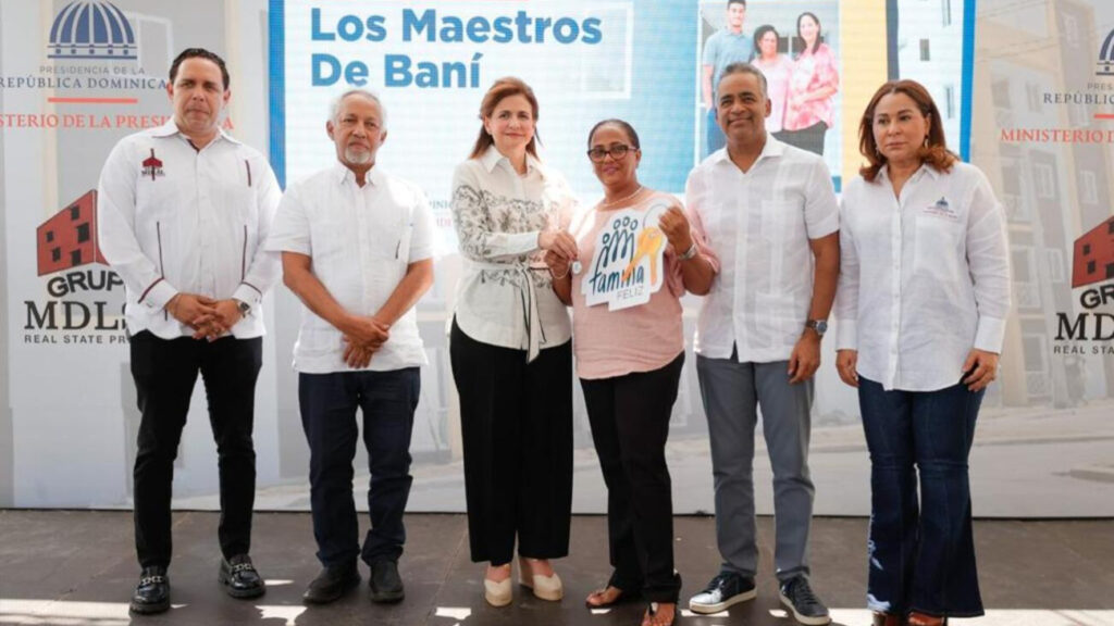 Gobierno entrega 120 viviendas, un remozado Centro de Primer Nivel, e inaugura cuatro proyectos eléctricos en San Cristóbal y Baní